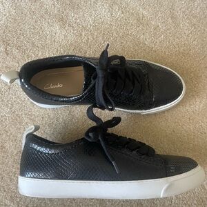 Clarks Black leather glove echo snake Textured Sneakers.‎ Women size 7
